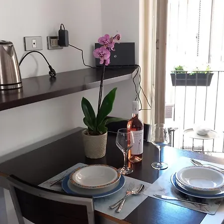 Center House Via Anghileri ليكو