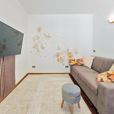 Center House Via Anghileri ليكو